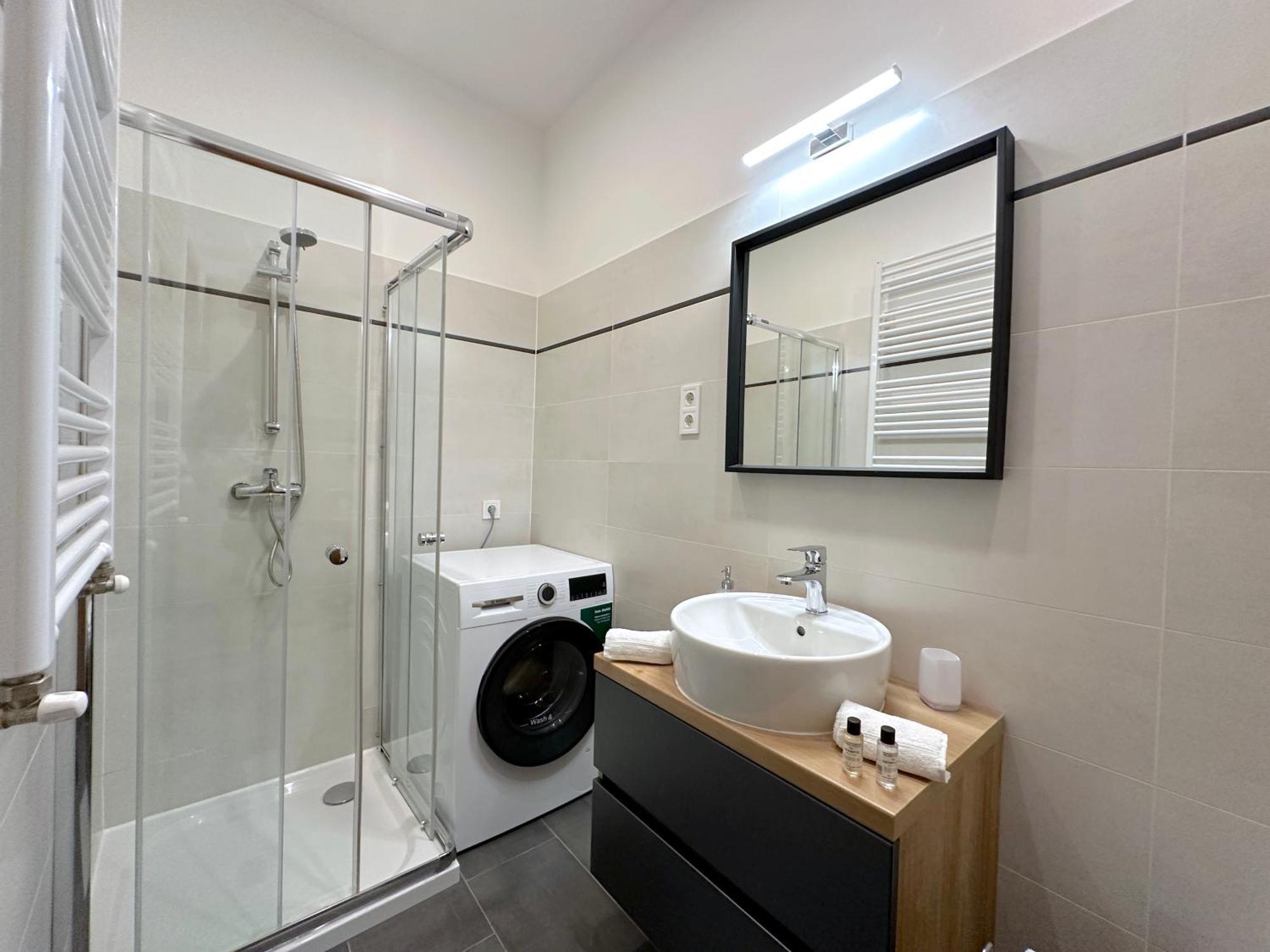 Appartement Lovely 3-bedroom In Downtown With Modern Design And Ac Boedapest