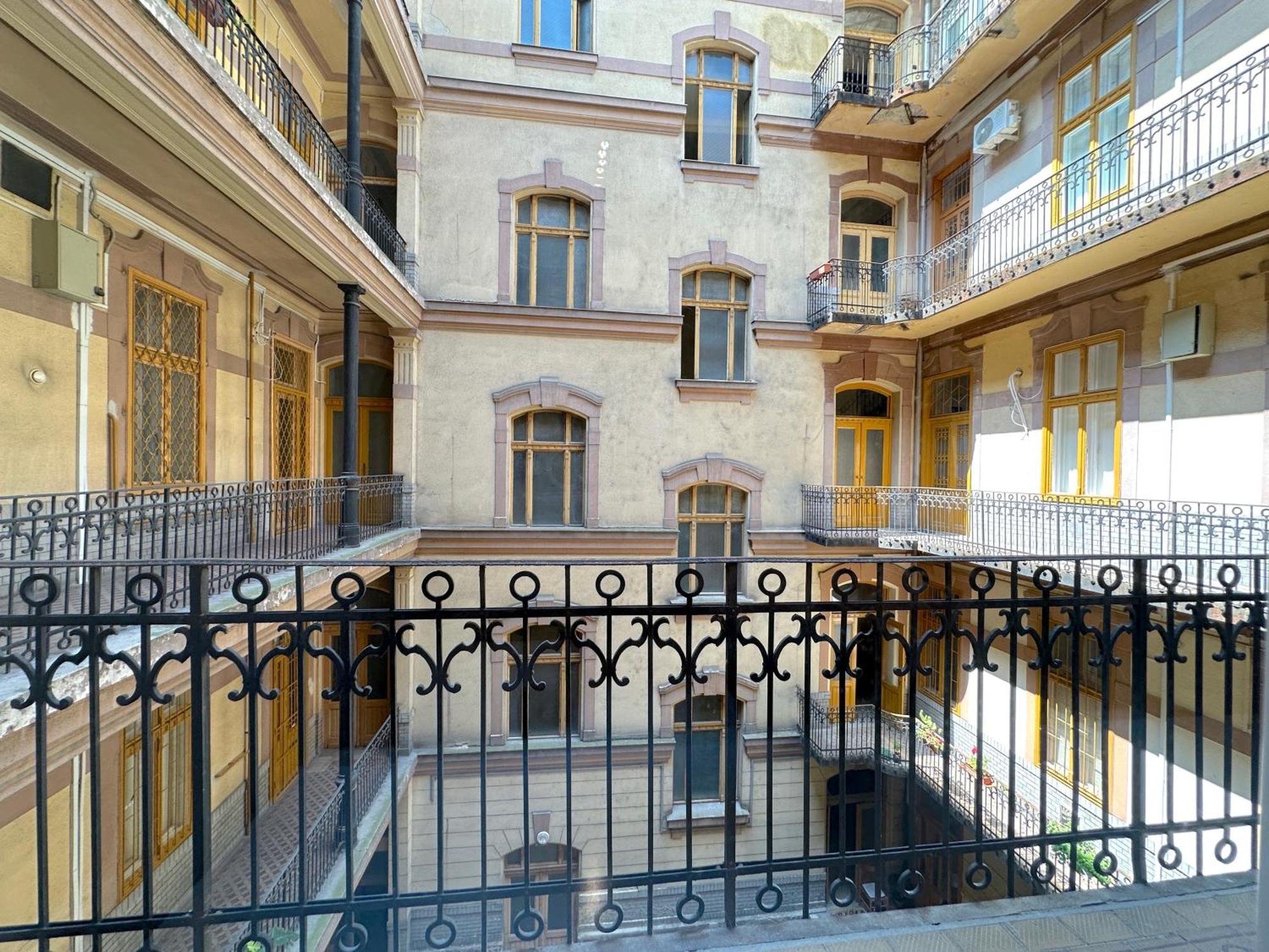 Appartement Lovely 3-bedroom In Downtown With Modern Design And Ac