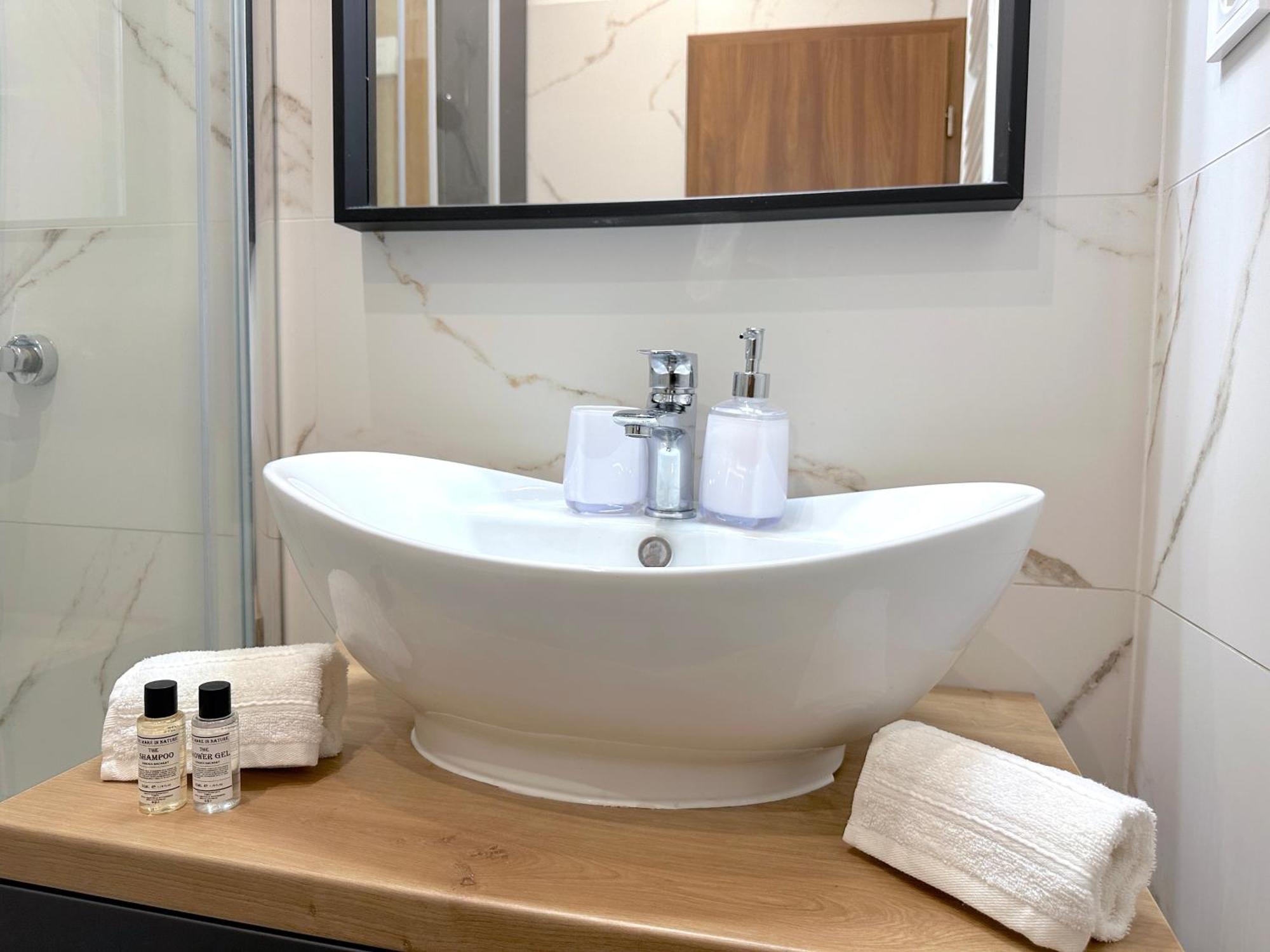Lovely 3-bedroom In Downtown With Modern Design And Ac