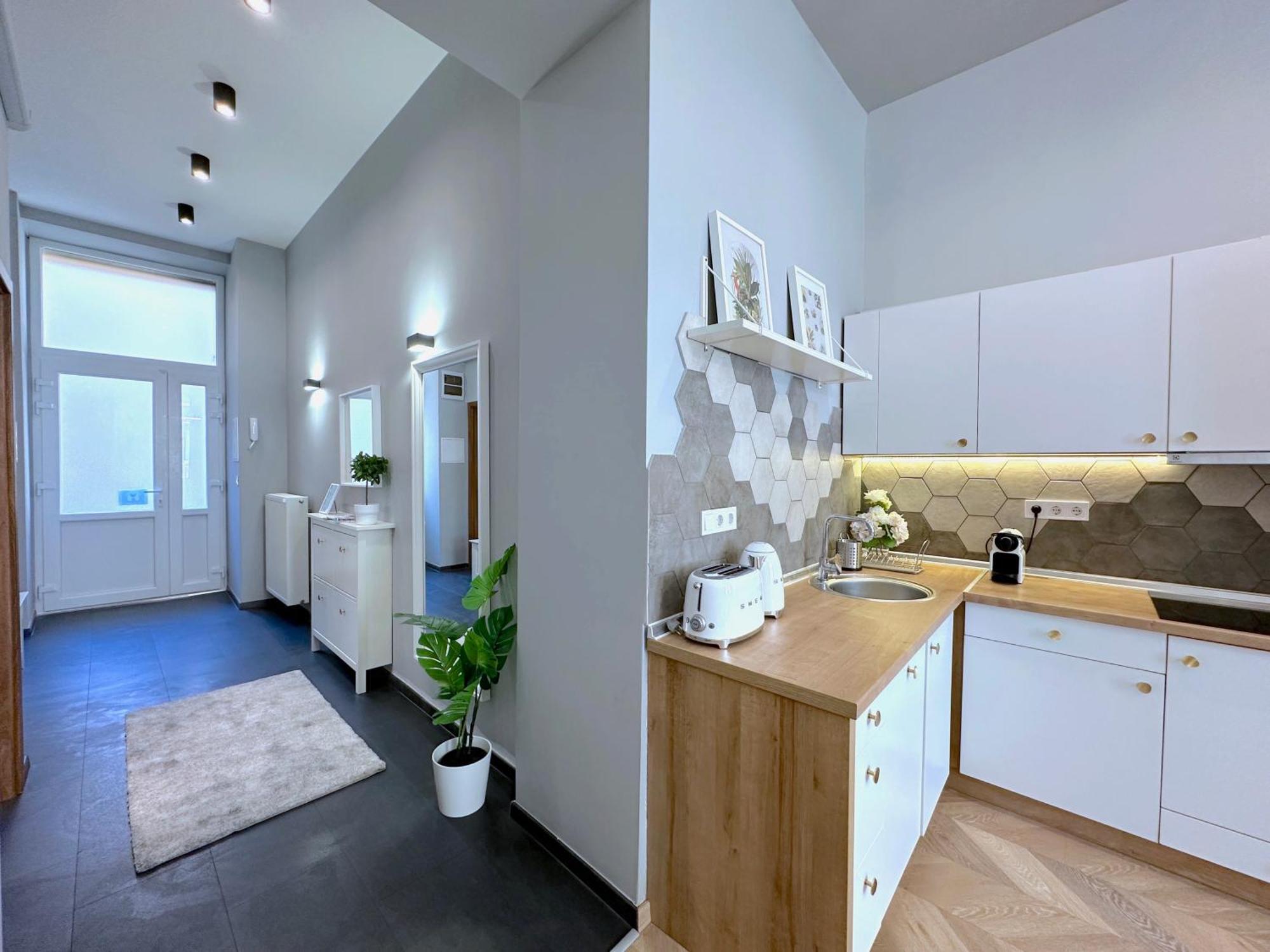 Lovely 3-bedroom In Downtown With Modern Design And Ac Boedapest